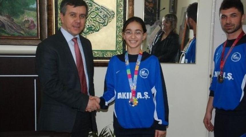 Tekvando Avrupa Şampiyonasında Derece Alan Sporcular Halk Eğitimi Merkezi M&uuml;d&uuml;r&uuml;n&uuml; Ziyaret Etti