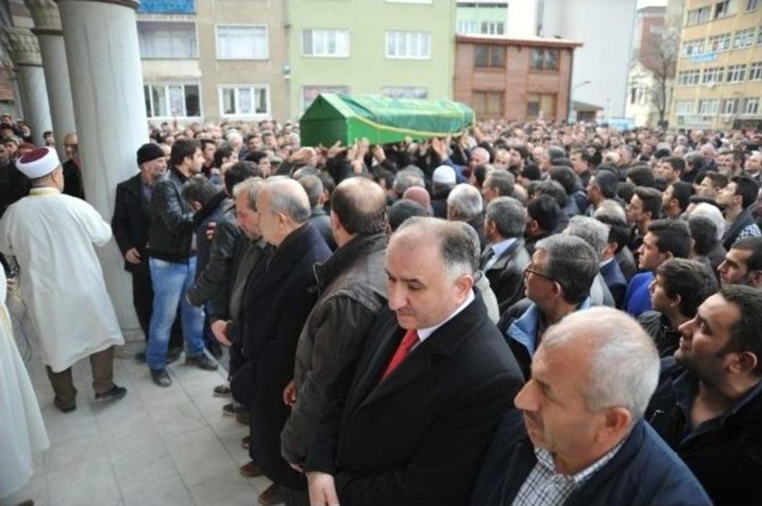 Vahşice &Ouml;ld&uuml;r&uuml;len Genci Binlerce Kişi Uğurladı