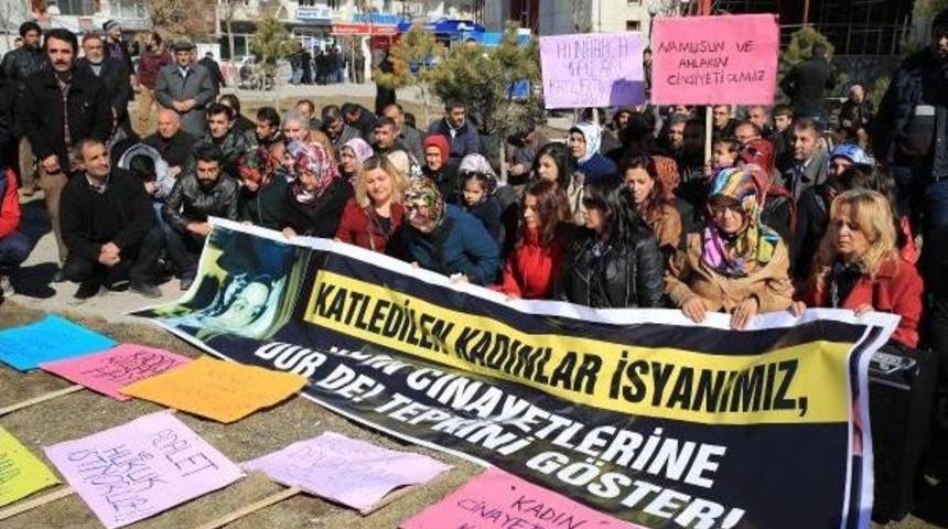 Erciş'te Boğazı Kesilerek Öldürülen Buşra Çiftçi Kızılkaya Için Kadınlar Eylem Yaptı
