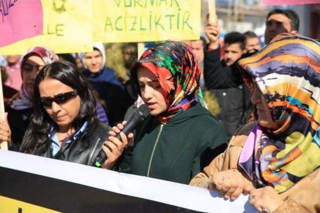 Erciş'te Boğazı Kesilerek Öldürülen Buşra Çiftçi Kızılkaya Için Kadınlar Eylem Yaptı