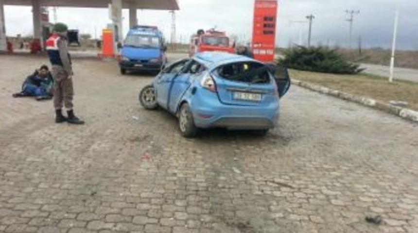 Otomobil Benzin İstasyonuna Girdi: 4 Yaralı