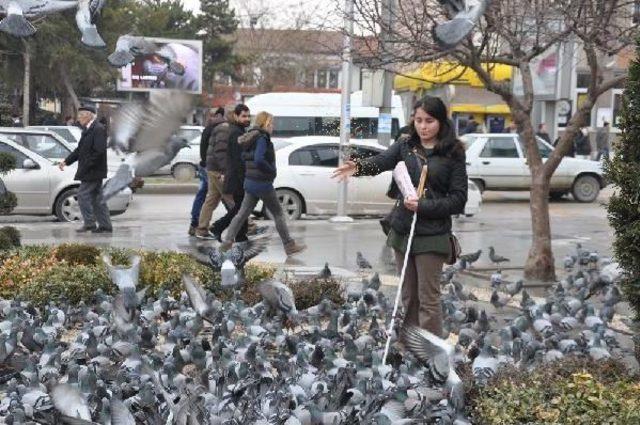 Görme Engelli Genç Kız Çalışmak Istiyor