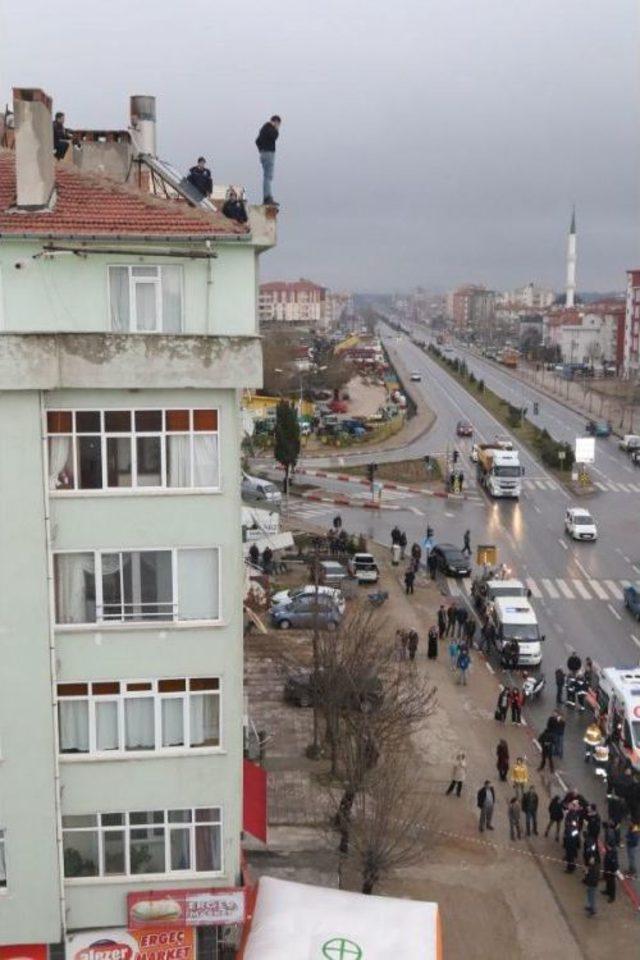 5’Inci Kattan Atladı, Hava Yatağı Hayatını Kurtardı