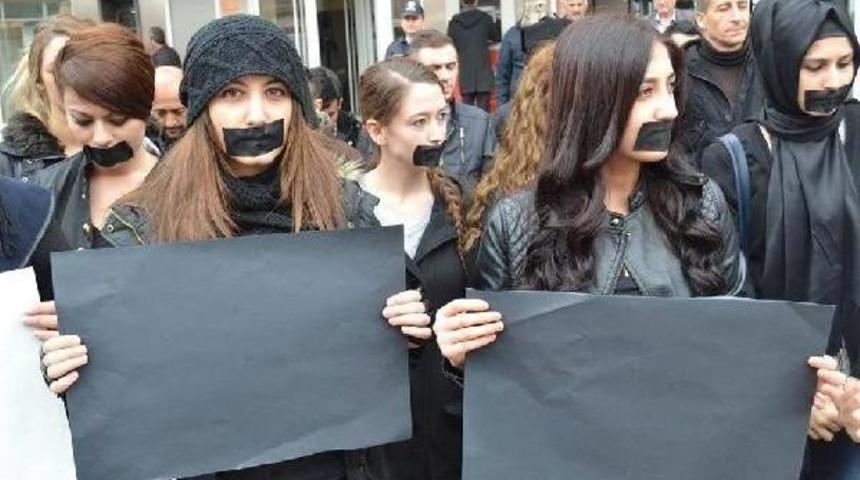 &Uuml;niversiteli Gen&ccedil;lerden &Ouml;zgecan I&ccedil;in 3 Dakikalık Susma Eylemi