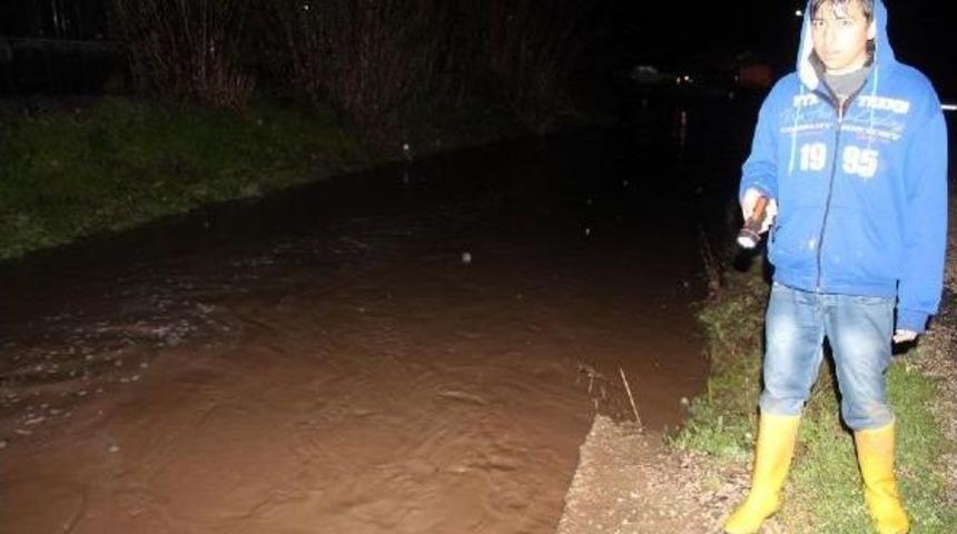 Kumluca&rsquo;Da Şiddetli Yağışta Dere Taştı Seraları Su Bastı