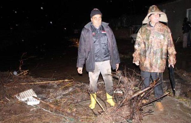 Kumluca’Da Şiddetli Yağışta Dere Taştı Seraları Su Bastı