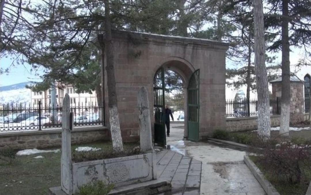 S&uuml;leyman Şah&rsquo;ın Mezarı Oğlunun Yanına Yakışır