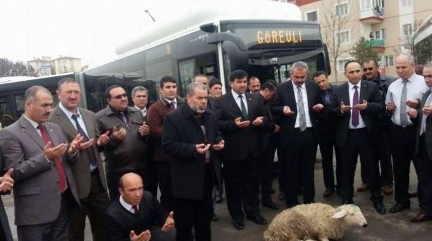 Hizmet-iş Sendikası Otob&uuml;s Şof&ouml;rleriyle Kurban Kesti