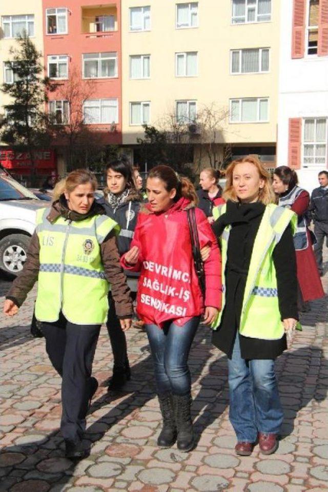 Eylemdeki Işçiler Hastanede Eylem Yapınca 35 Kişi Gözaltına Alındı