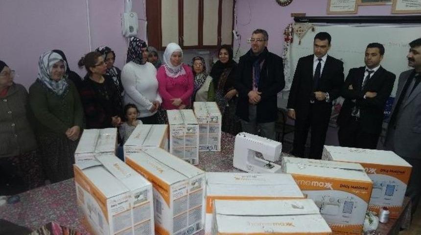 Başkan G&uuml;ler&rsquo;den Halk Eğitime Dikiş Makinesi Desteği