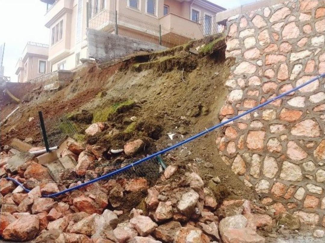 L&uuml;ks Villaların İstimlak Duvarı &Ccedil;&ouml;kt&uuml;, 2 Ara&ccedil; Hasar G&ouml;rd&uuml;