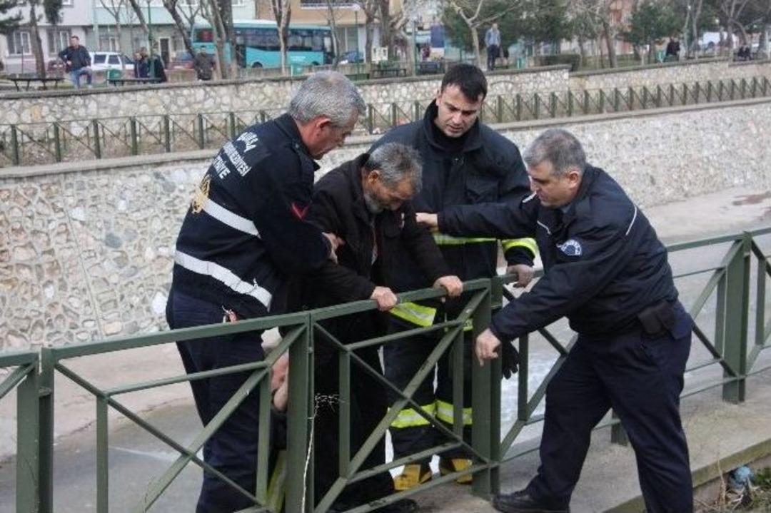 (&ouml;zel-haber) Barınma Evinden Ka&ccedil;tı, Manzara Seyrederken K&ouml;pr&uuml;den Buz Gibi Sulara D&uuml;şt&uuml;