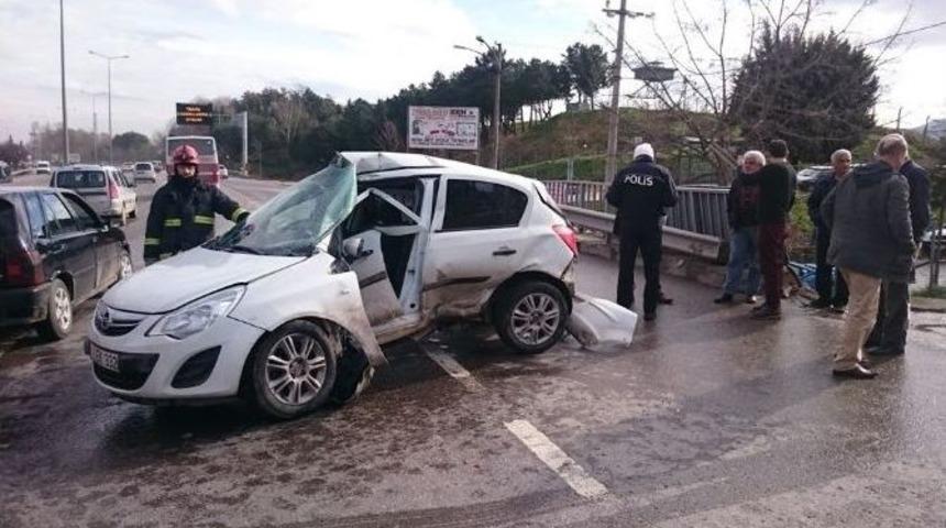 Otomobil K&ouml;pr&uuml; Korkuluğuna &Ccedil;arptı: 1 Yaralı