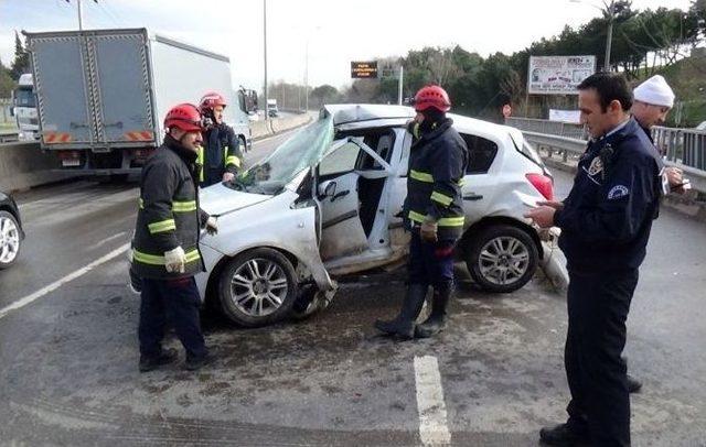 Otomobil Köprü Korkuluğuna Çarptı: 1 Yaralı