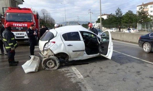 Otomobil Köprü Korkuluğuna Çarptı: 1 Yaralı