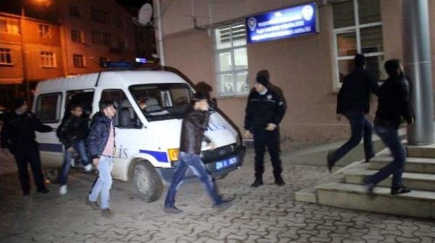 Yurtta &Ouml;ğrenci Kavgası: 20 G&ouml;zaltı