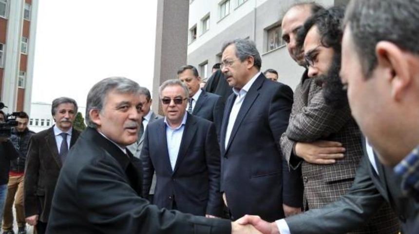 Abdullah G&uuml;l, Babası Ve Bir Yakınını Hastanede Ziyaret Etti