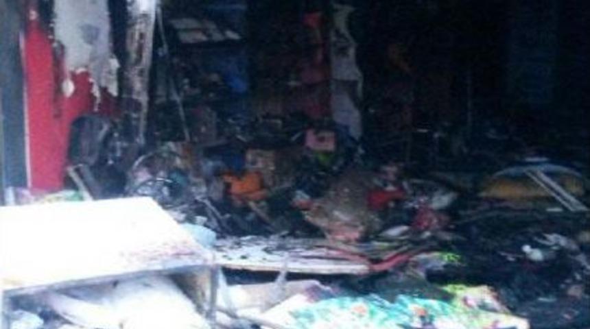 Hediyelik Eşya D&uuml;kkanı Yandı, 6 Kişi Dumandan Etkilendi