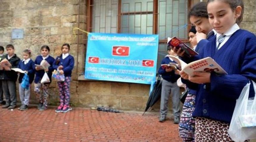 &Ouml;ğrenciler, Kitap Okumaya Dikkat &Ccedil;ekmek I&ccedil;in Sokakta Kitap Okuyor