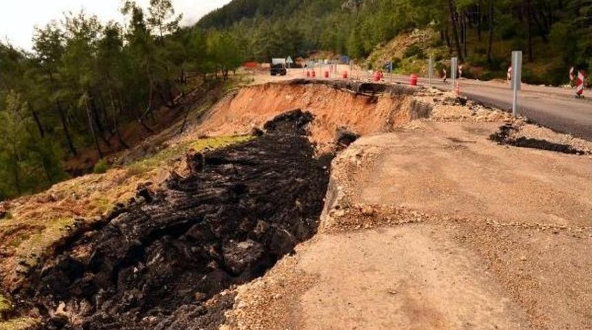 Kemer'de Heyelan Nedeniyle Aynı Yol Ikinci Kez &Ccedil;&ouml;kt&uuml;