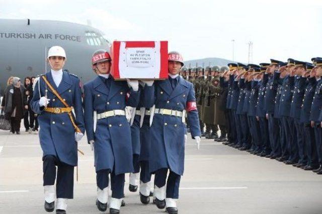 Şehit Pilotun Cenazesi İstanbul'a Getirildi