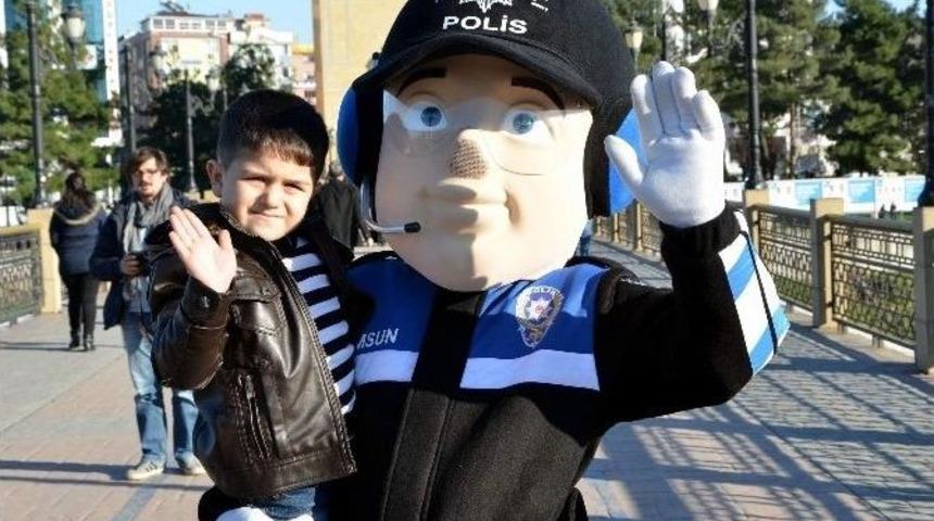 Polis, Vatandaşı Ve &Ouml;ğrencileri Uyaracak