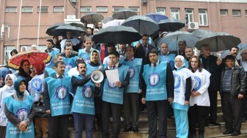 Adıyaman'da Sağlık-Sen &Uuml;yelerinden Yağmurda Eylem