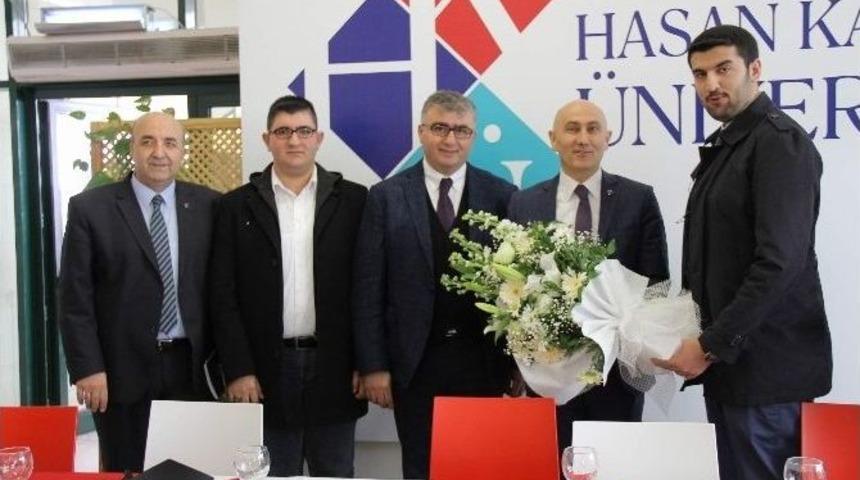 Hk&uuml; Rekt&ouml;r&uuml; Yılmaz &Ouml;ğrencilerle &Ouml;ğle Yemeğinde Bir Araya Geldi