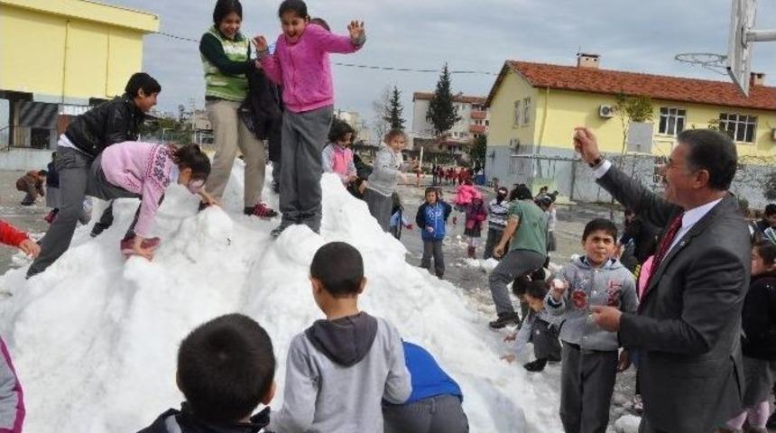 Toroslar Belediyesi, İl&ccedil;e Merkezindeki &Ouml;ğrencileri Karla Buluşturdu