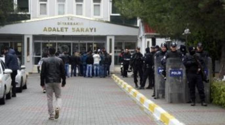 Babalarının Su&ccedil; Ortakları Serbest Kalınca Adliye &Ouml;n&uuml;nde D&ouml;vd&uuml;ler