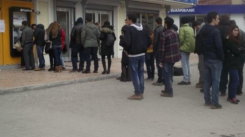 Bankamatik &Ouml;nlerinde A&ccedil;ık&ouml;ğretim Harcı Yatırma Kuyruğu Oluştu