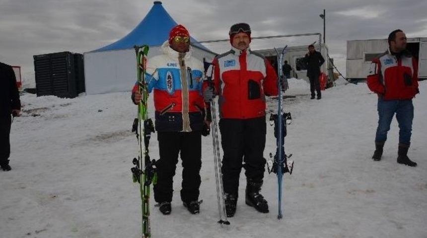 İlk Defa Kayak Yapan Erzincan Valisi Kahraman&rsquo;ın D&uuml;şmesini Hocalar Ve Korumalar &Ouml;nledi
