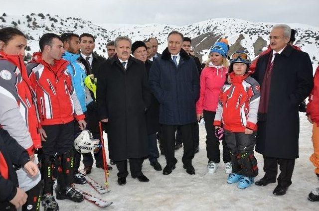 İlk Defa Kayak Yapan Erzincan Valisi Kahraman’ın Düşmesini Hocalar Ve Korumalar Önledi