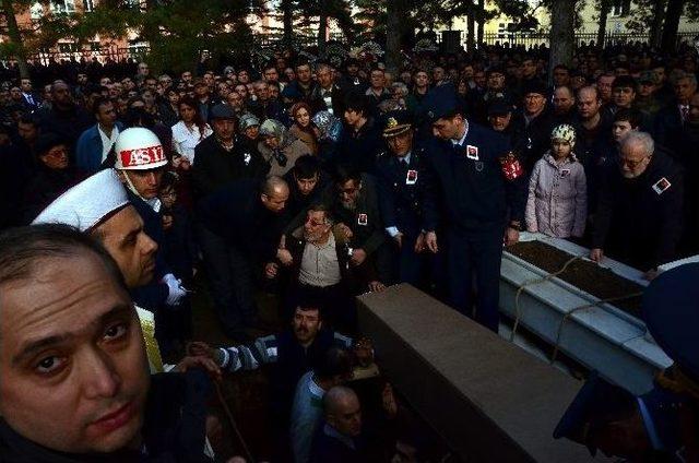 Eskişehirli Şehit Binbaşı Sezer, Toprağa Verildi