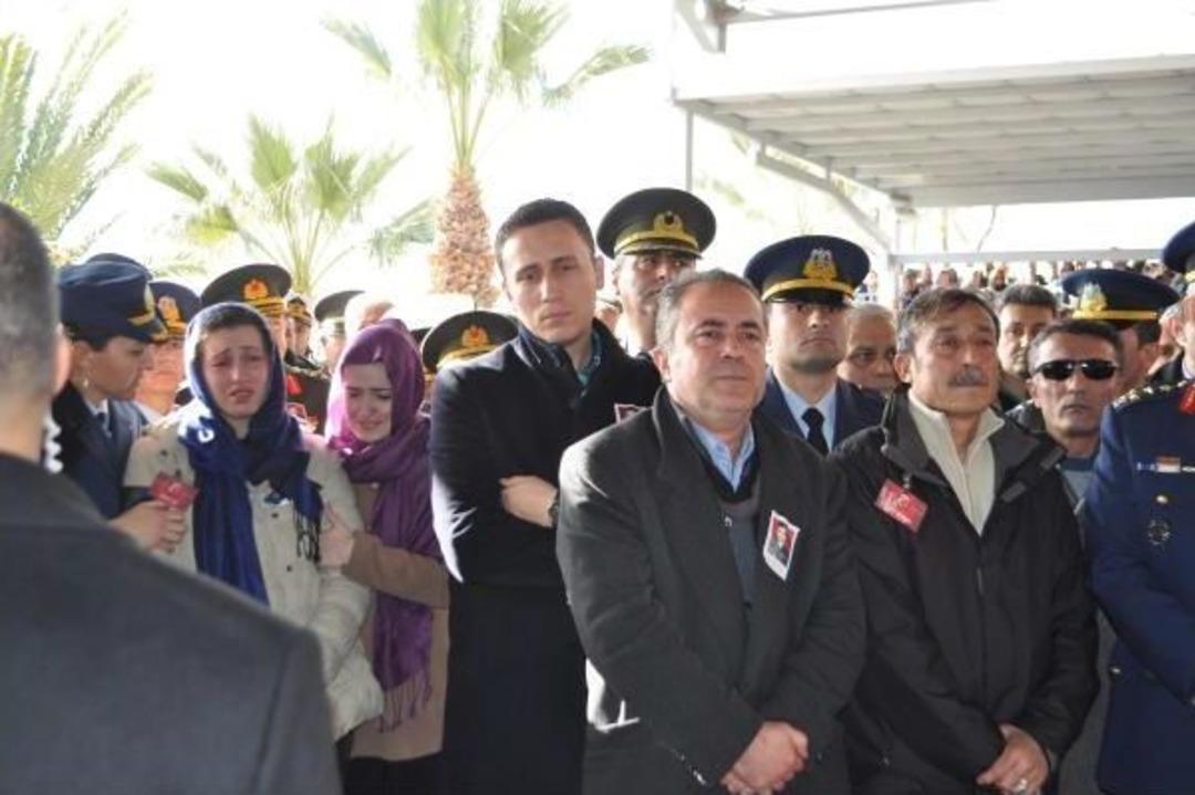 Şehit Pilot &Uuml;steğmen &Ouml;zkaya, İzmir'de Toprağa Verildi