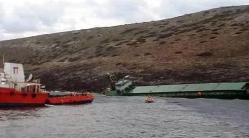 Komşuda Kayalıklara Oturan Kargo Gemisi Battı