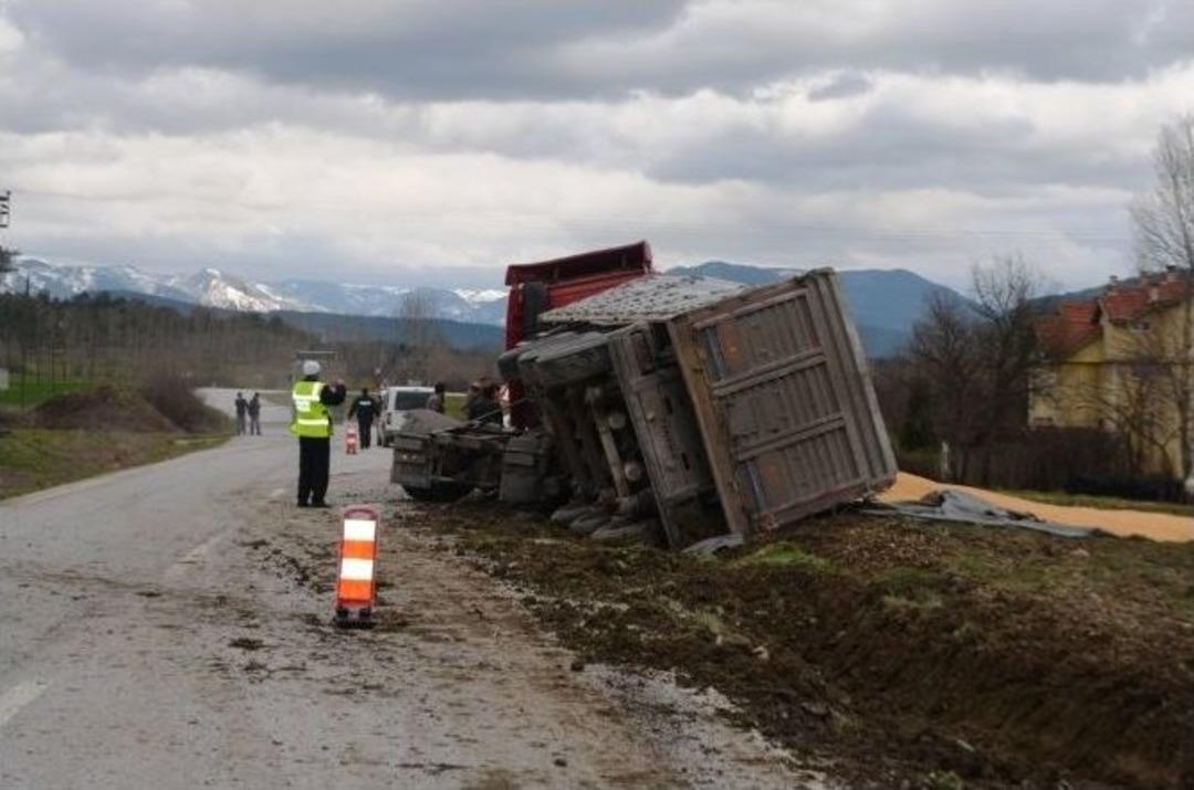 Mısır Y&uuml;kl&uuml; Tır Devrildi: 1 Yaralı
