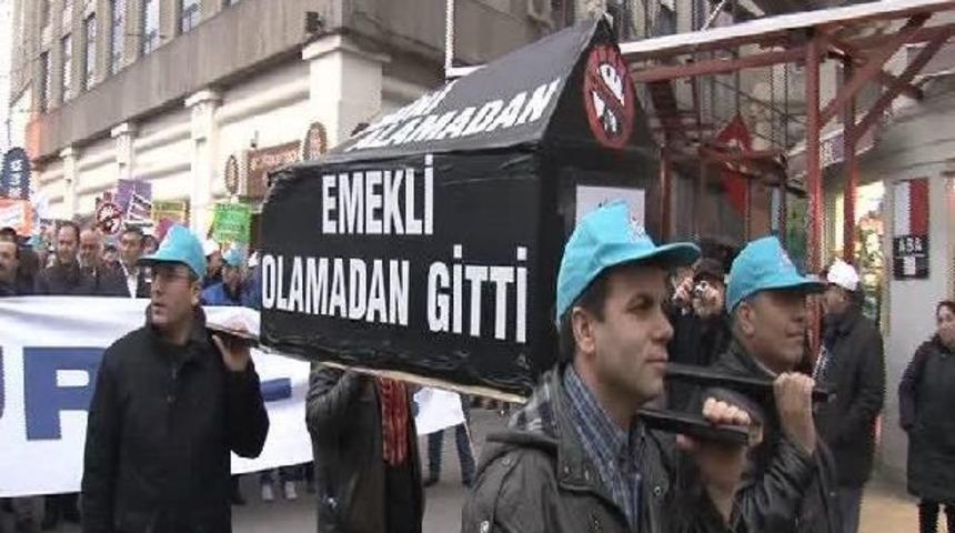 T&uuml;rk-İş'ten "tabutlu" Kıdem Tazminatı Eylemi