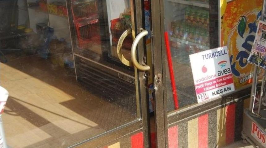 Markete Giren Hırsızlar Sigaraları &Ccedil;uvallayıp Ka&ccedil;tı