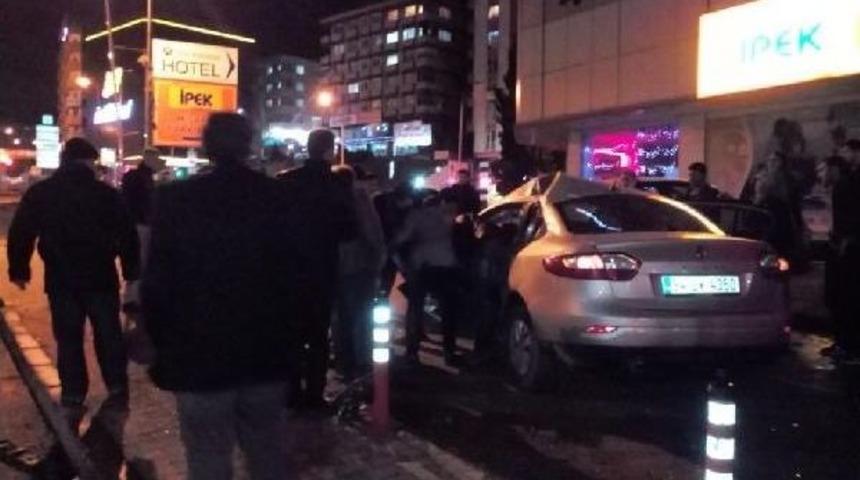 Gebze'de Otomobil Park Halindeki Araca &Ccedil;arptı: 2 Yaralı