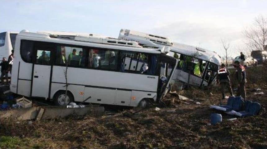 Karacabey&rsquo;De &Ouml;ğrenci Ve Iş&ccedil;i Servisleri &Ccedil;arpıştı: 2 &Ouml;l&uuml;, 35 Yaralı (2) - Yeniden