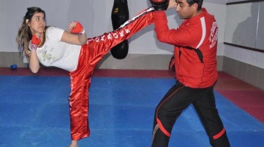 Kadınlar Şiddetten Kick Boks Ile Korunacak