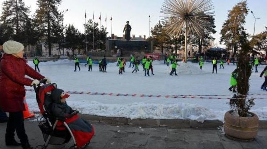 S&uuml;s Havuzunda Buz Patencisi Yetiştiriyor