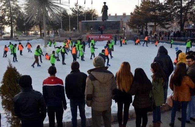 Süs Havuzunda Buz Patencisi Yetiştiriyor