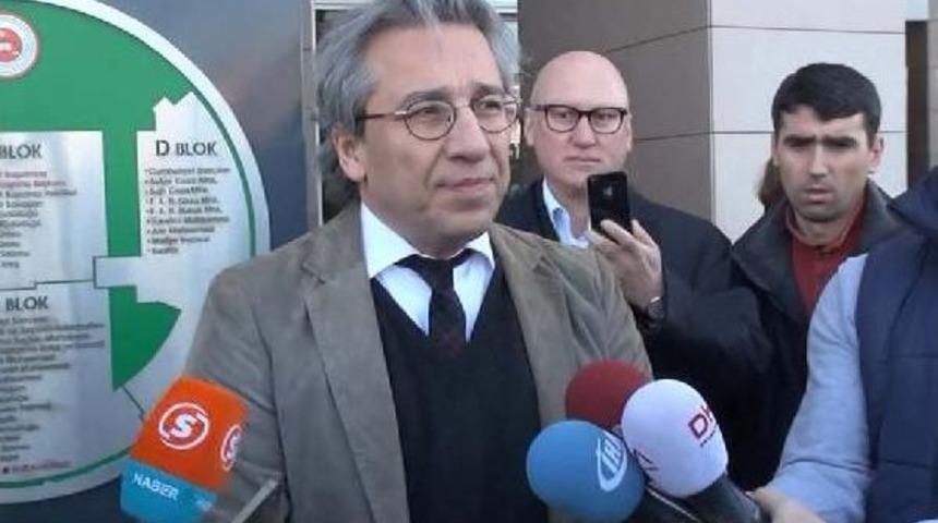 Gazeteci Can D&uuml;ndar Adliyede: Biz Mesleğimizi Yapıyoruz