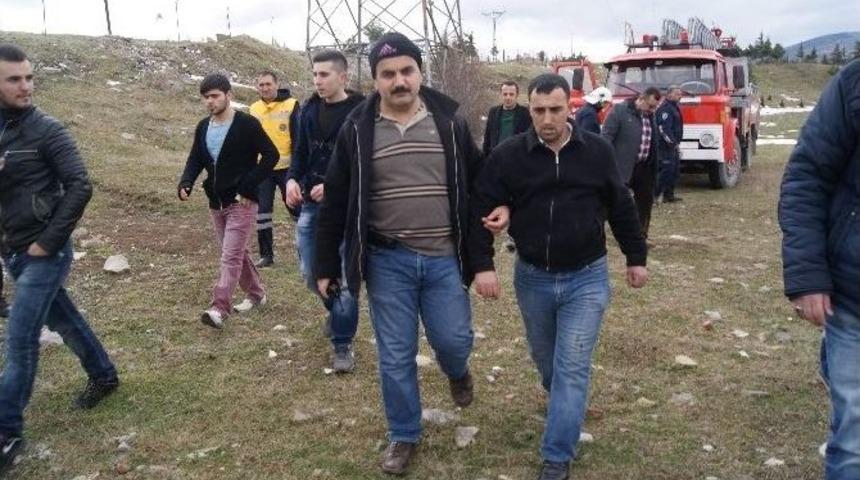 Y&uuml;ksek Gerilim Hattı Direğinde İntihar Girişiminde Bulunan Şahsı Polis İkna Etti