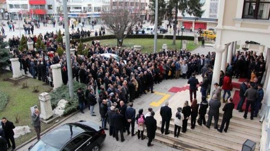Ak Partili Eski Y&ouml;neticiden, Valiyi Uğurlayanlara 'tuhaf' G&ouml;nderme