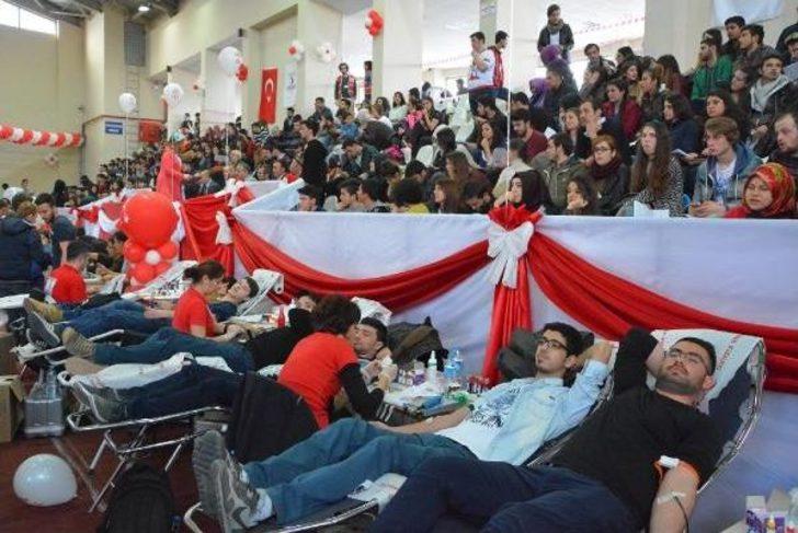 Karabük Üniversitesi'nde Bir Günde 2071 Ünite Kan Toplandı G1