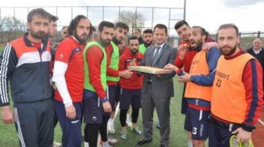 &Ccedil;abuk, Se&ccedil;im &Ccedil;alışmalarını Her Yerde S&uuml;rd&uuml;r&uuml;yor