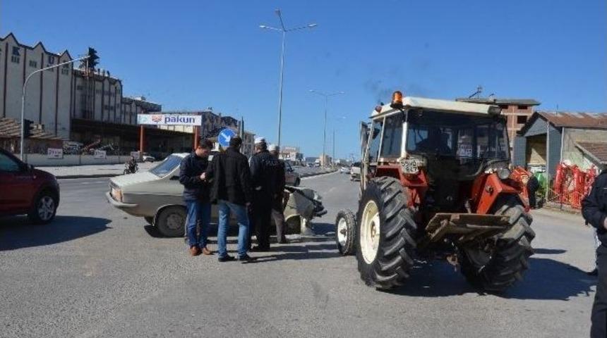 Otomobil İle Trakt&ouml;r &Ccedil;arpıştı: 2 Yaralı